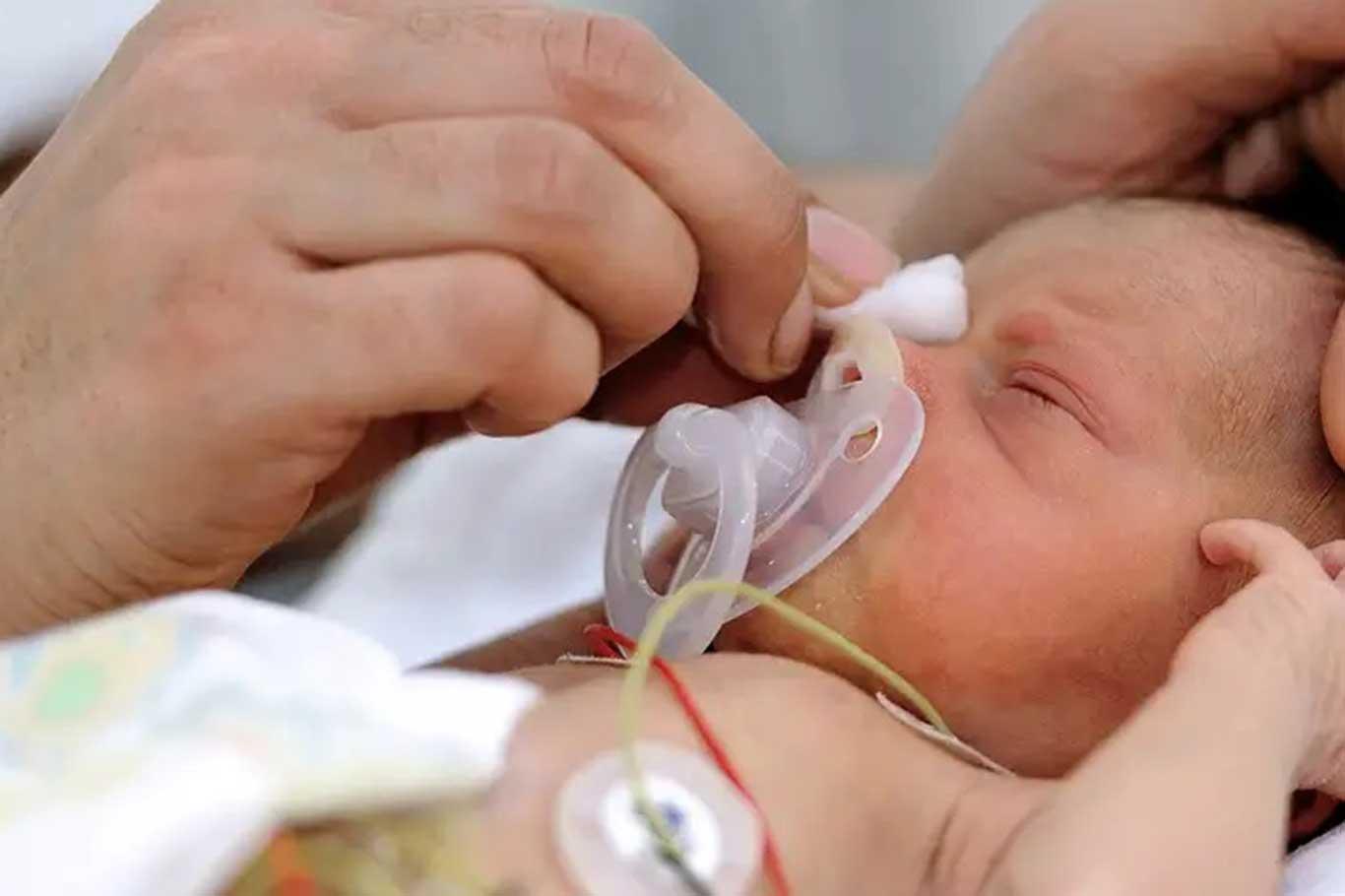 Prematüre bebeklerin göz muayenesi ilk 1 ay içinde yapılmalı Prematüre bebeklerin göz muayenesi ilk 1 ay içinde yapılmalı